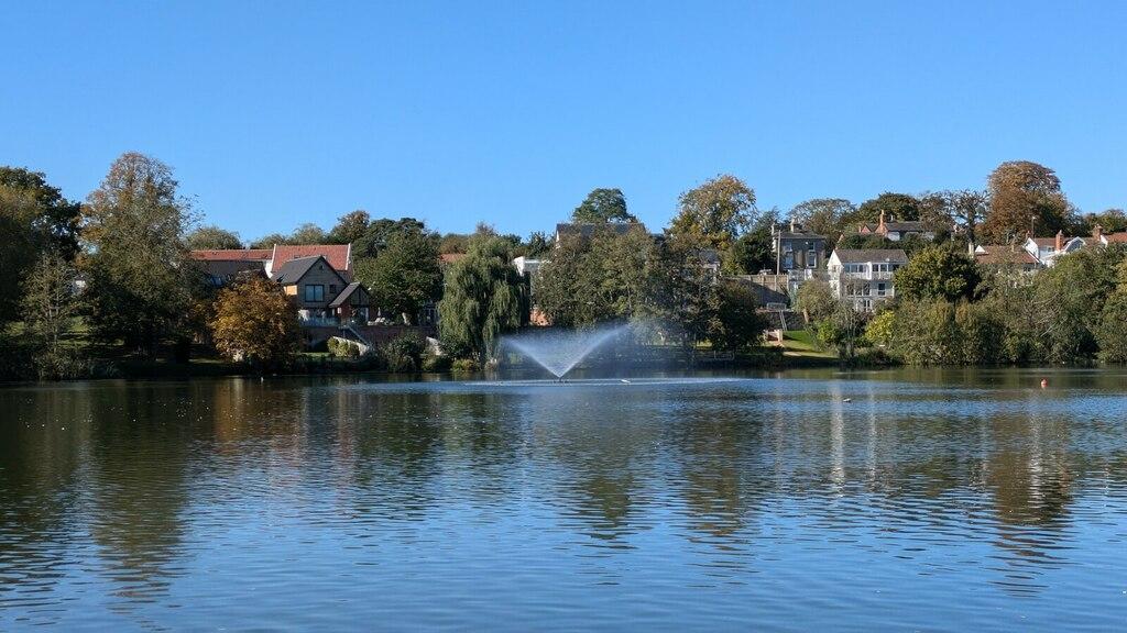 Diss Mere with lakeside houses and a fountain